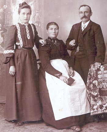 Maria GRUBER mit ihren Eltern Florian und Anna